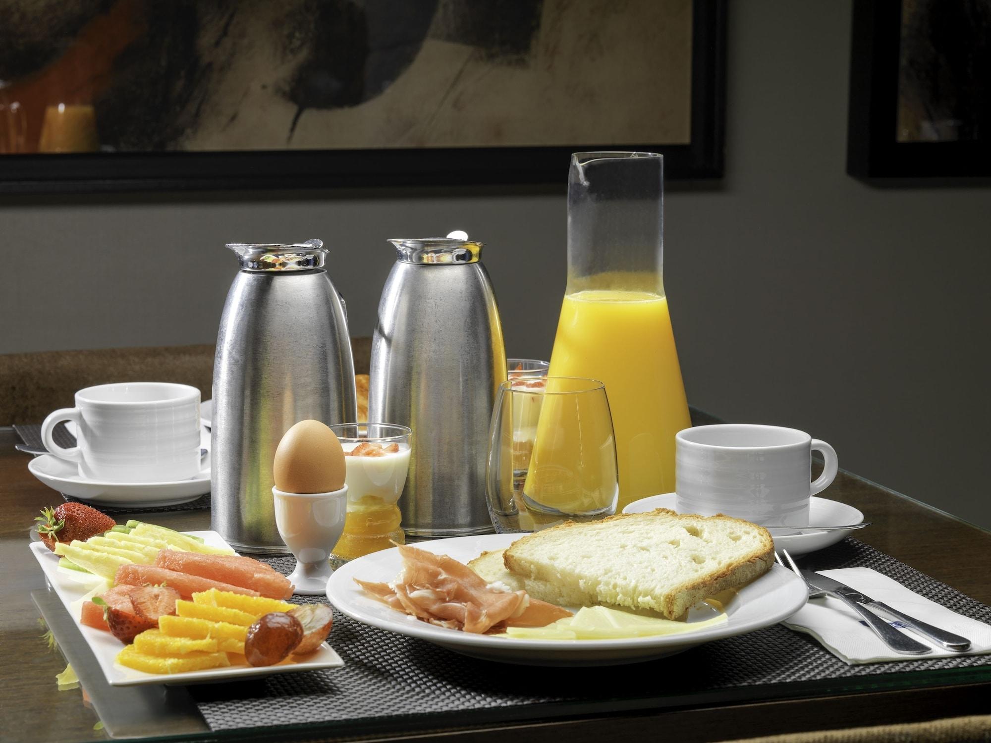 H10 Universitat (Adults Only) Барселона Екстериор снимка