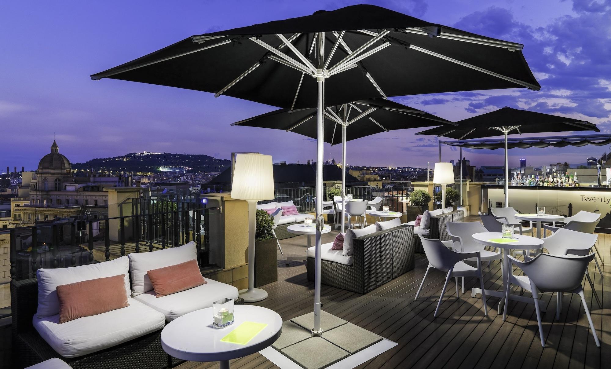 H10 Universitat (Adults Only) Барселона Екстериор снимка