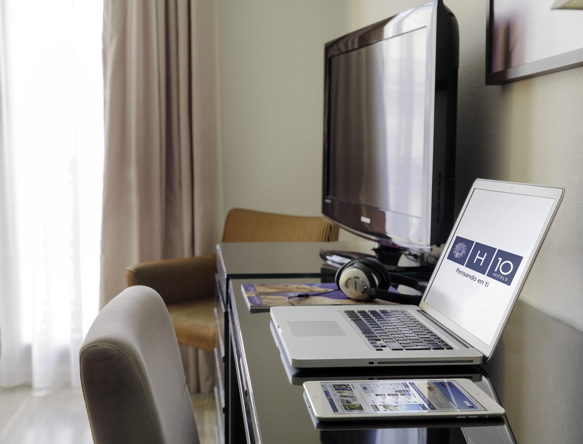 H10 Universitat (Adults Only) Барселона Екстериор снимка
