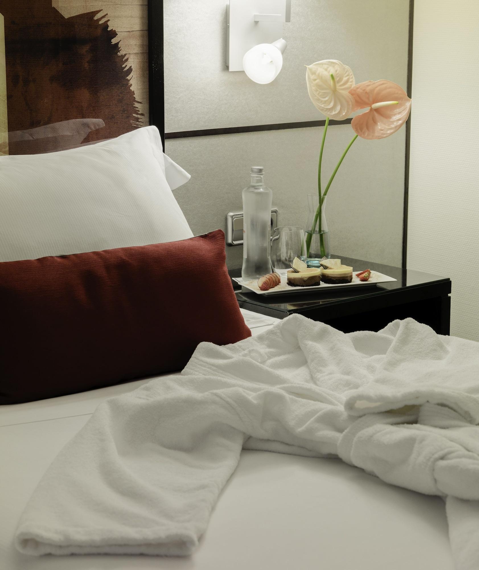 H10 Universitat (Adults Only) Барселона Екстериор снимка