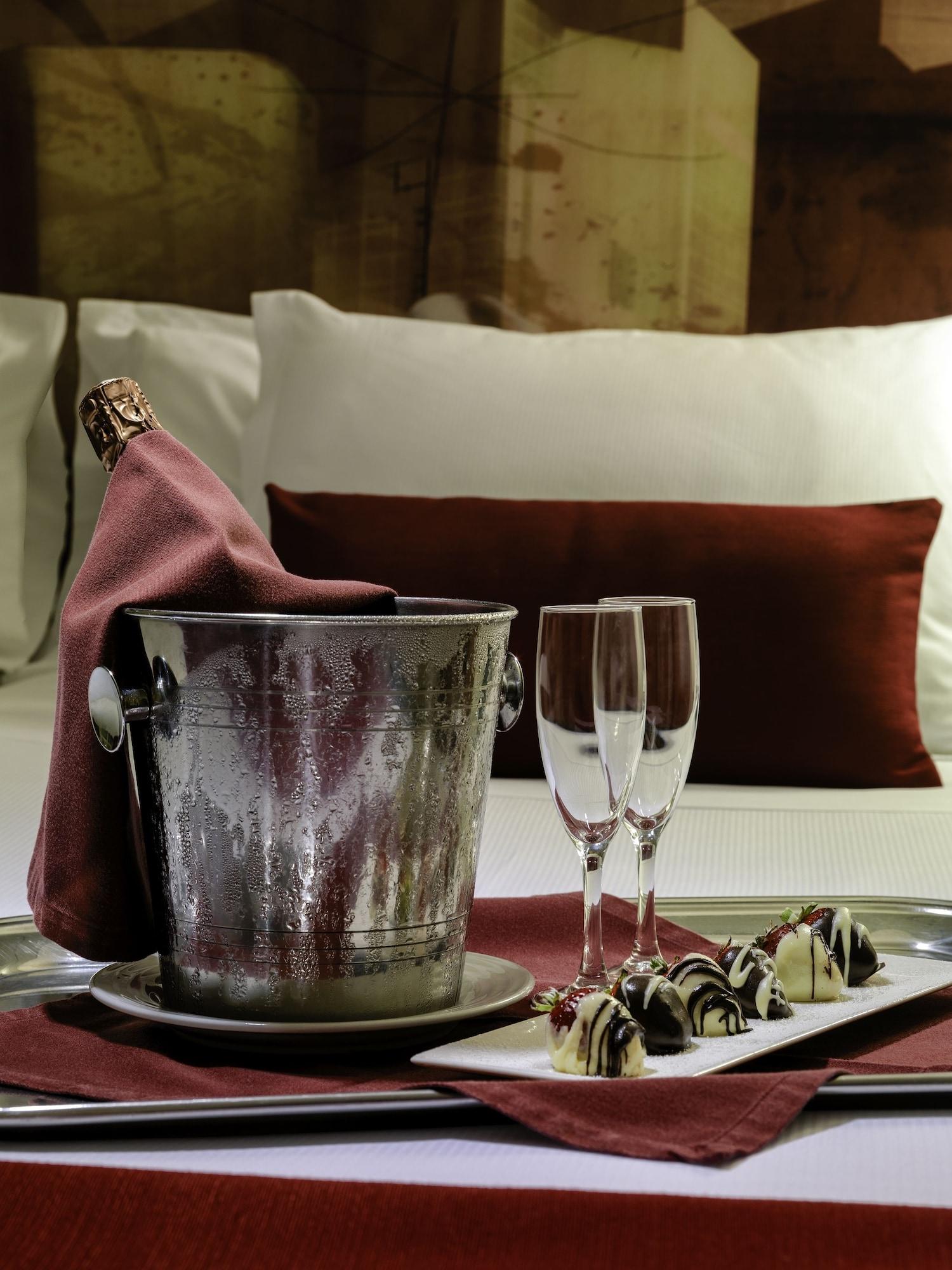 H10 Universitat (Adults Only) Барселона Екстериор снимка