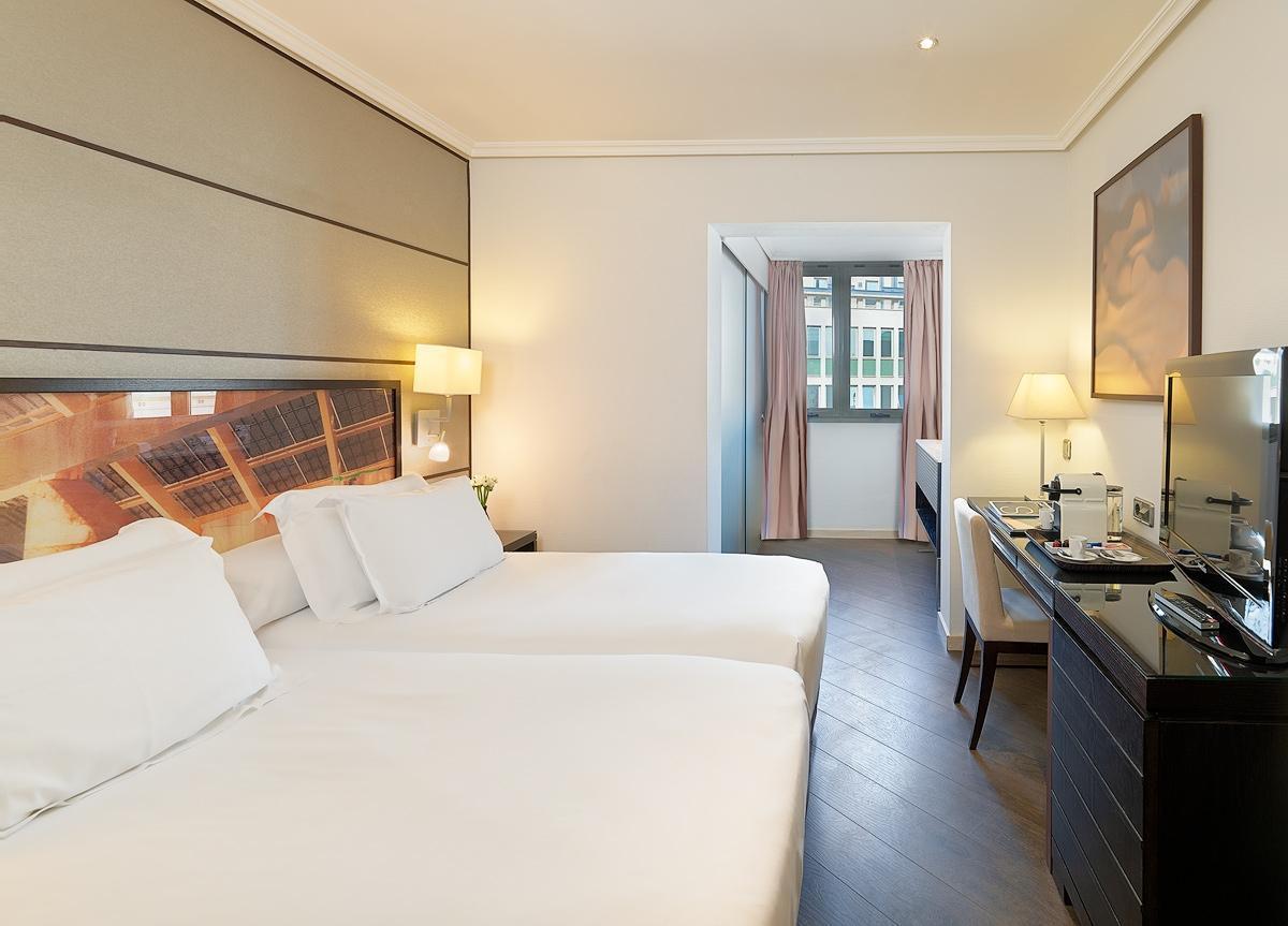 H10 Universitat (Adults Only) Барселона Екстериор снимка