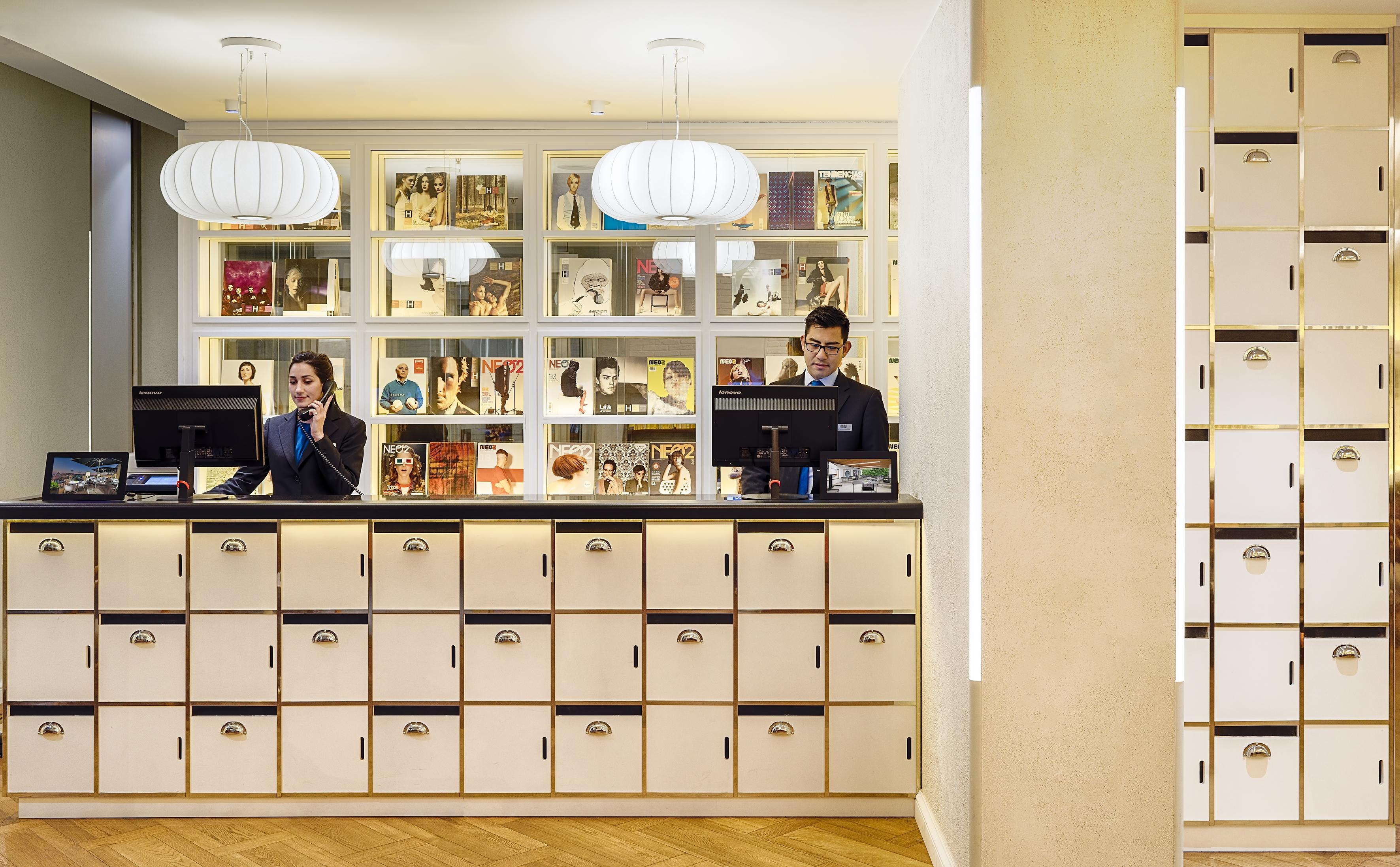 H10 Universitat (Adults Only) Барселона Екстериор снимка