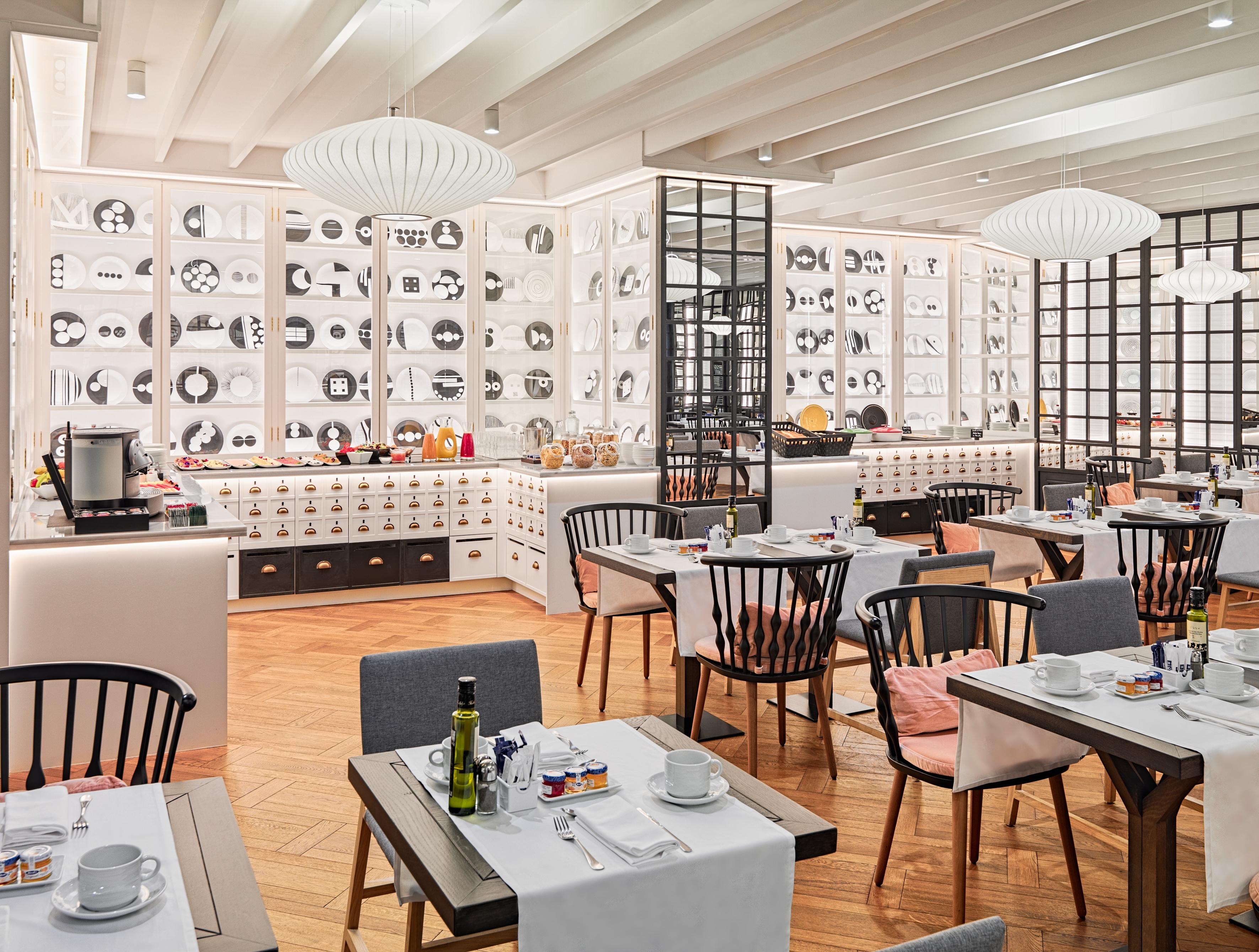 H10 Universitat (Adults Only) Барселона Екстериор снимка