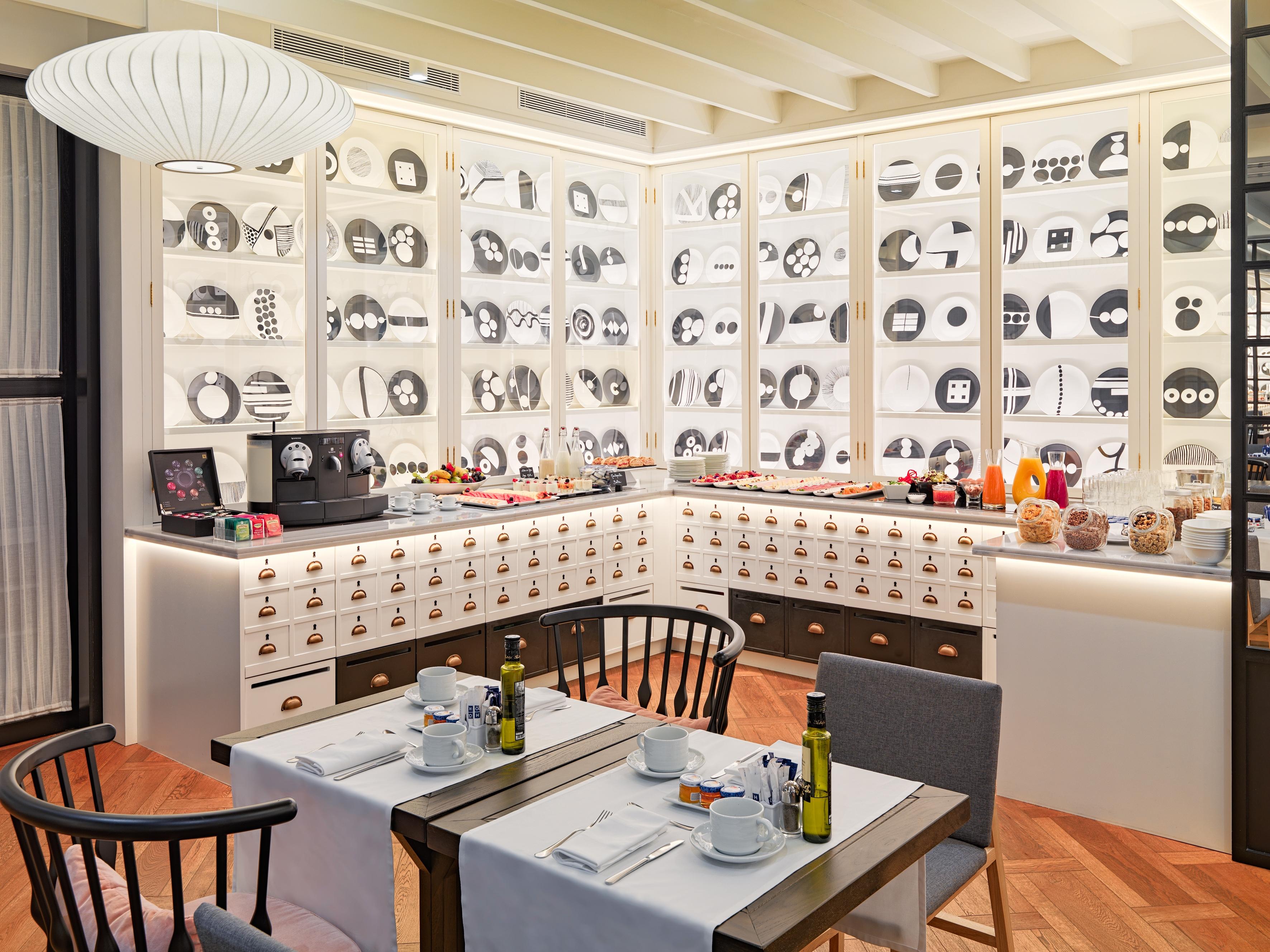 H10 Universitat (Adults Only) Барселона Екстериор снимка