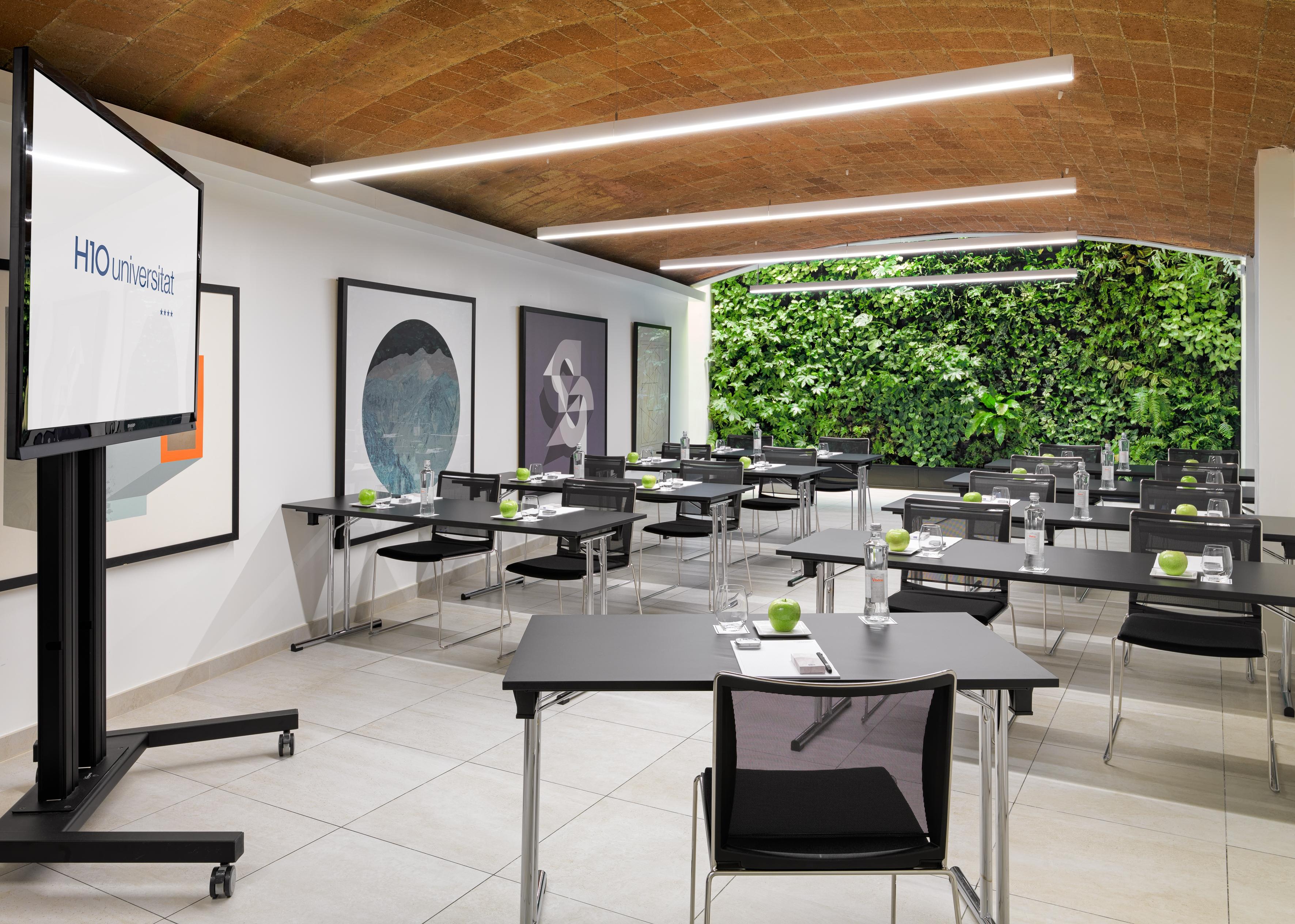 H10 Universitat (Adults Only) Барселона Екстериор снимка