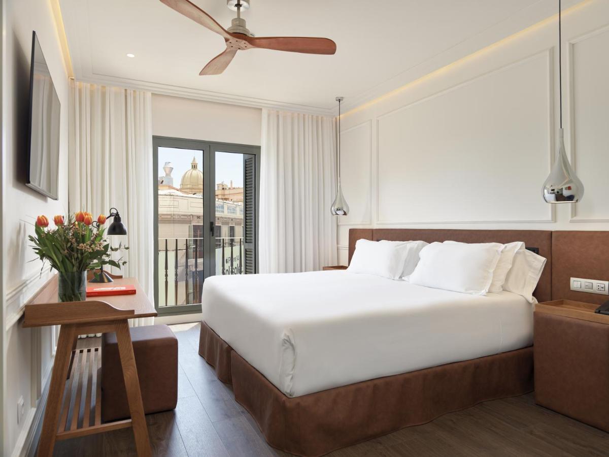 H10 Universitat (Adults Only) Барселона Екстериор снимка