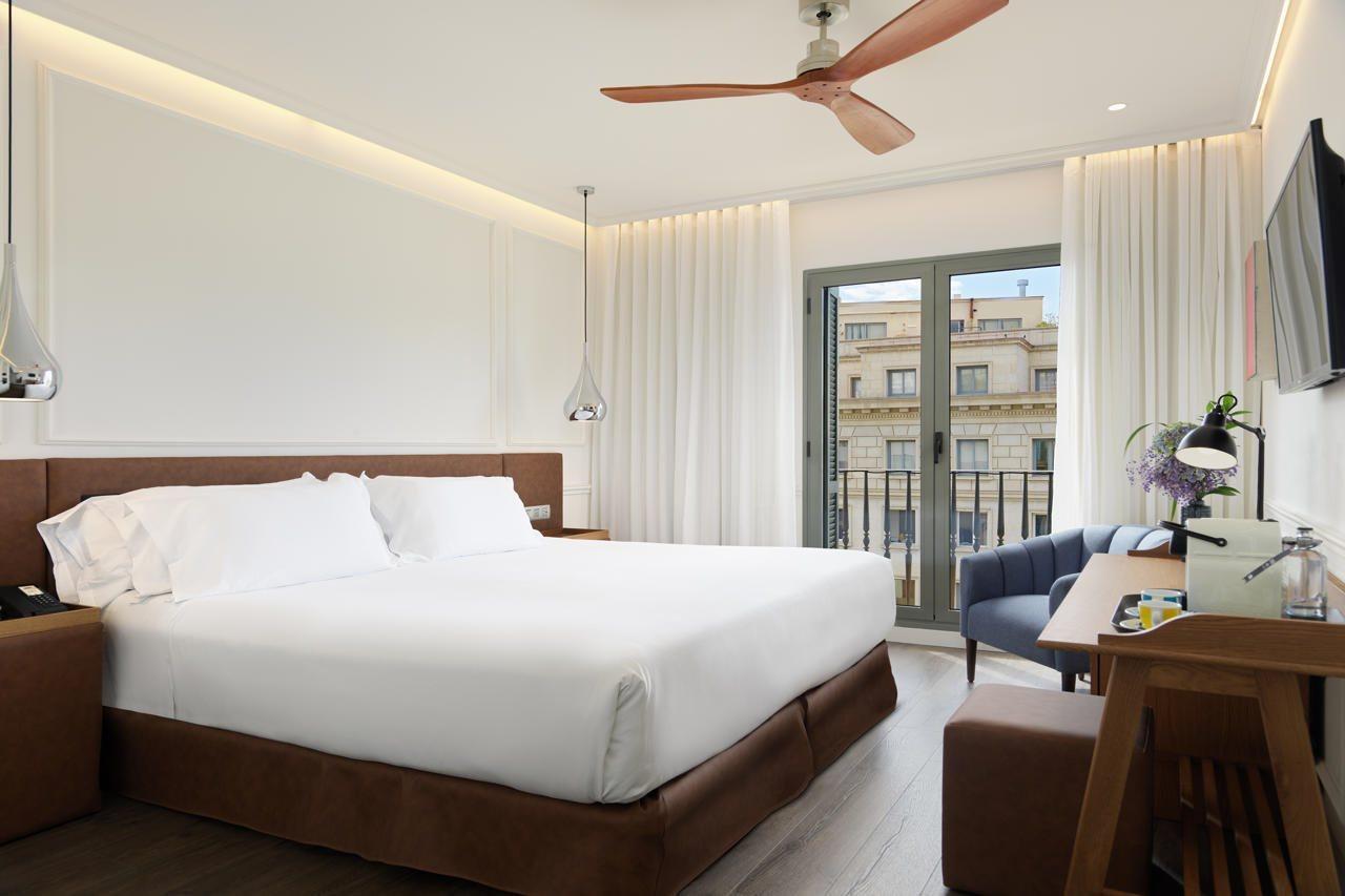 H10 Universitat (Adults Only) Барселона Екстериор снимка