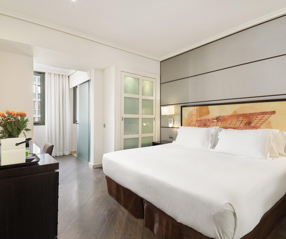 H10 Universitat (Adults Only) Барселона Екстериор снимка