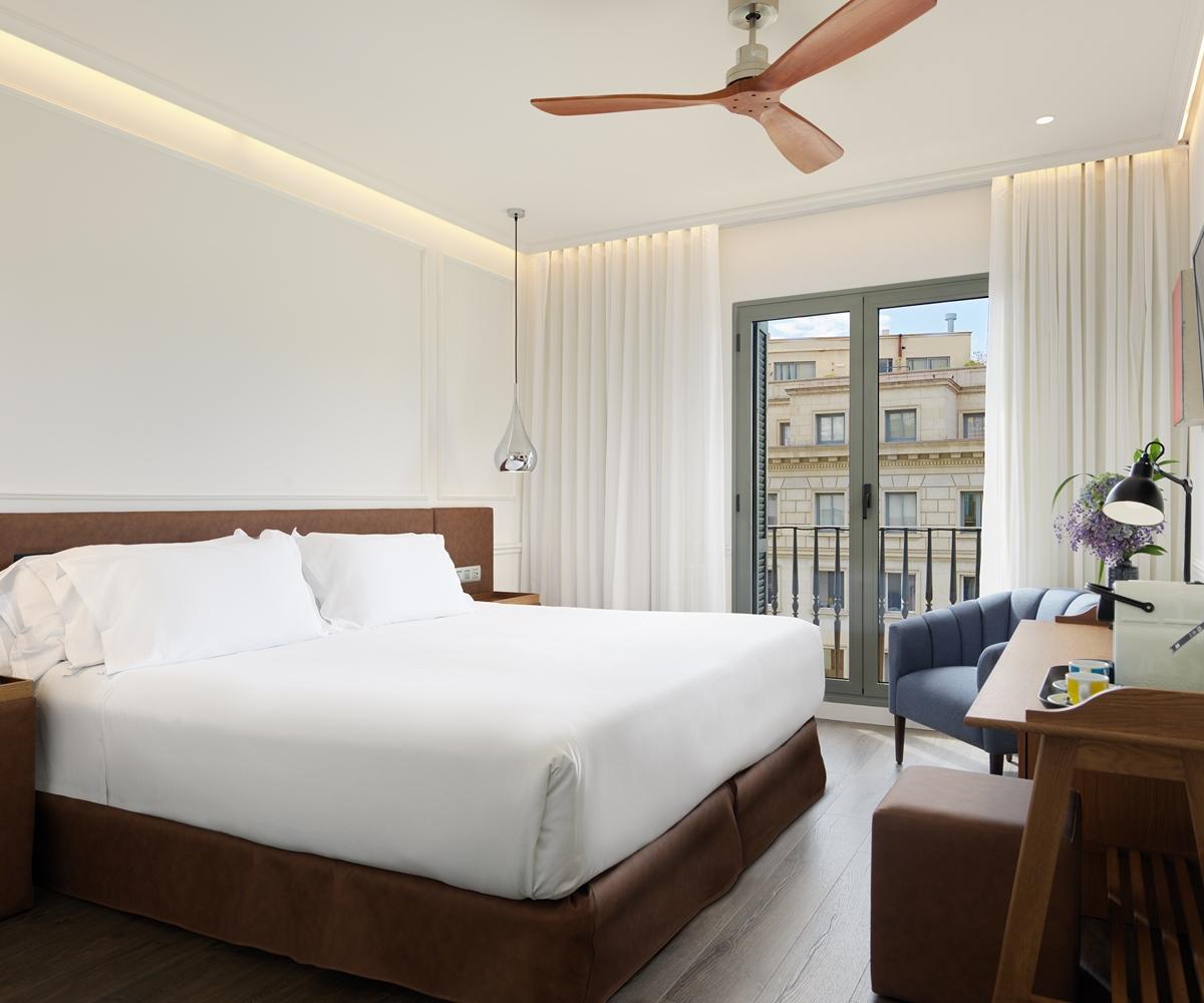 H10 Universitat (Adults Only) Барселона Екстериор снимка