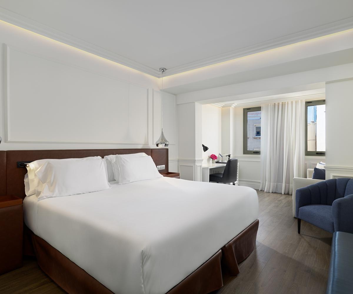 H10 Universitat (Adults Only) Барселона Екстериор снимка