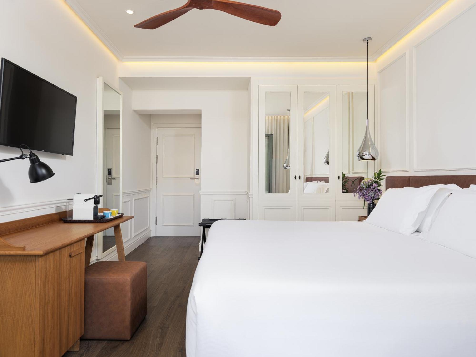 H10 Universitat (Adults Only) Барселона Екстериор снимка