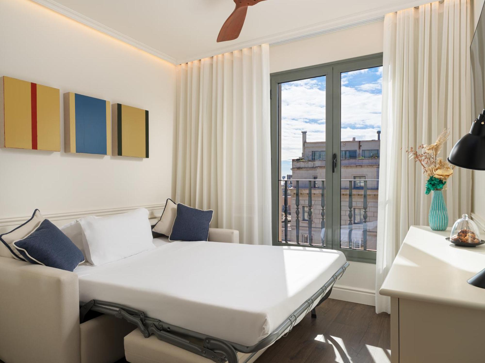 H10 Universitat (Adults Only) Барселона Екстериор снимка