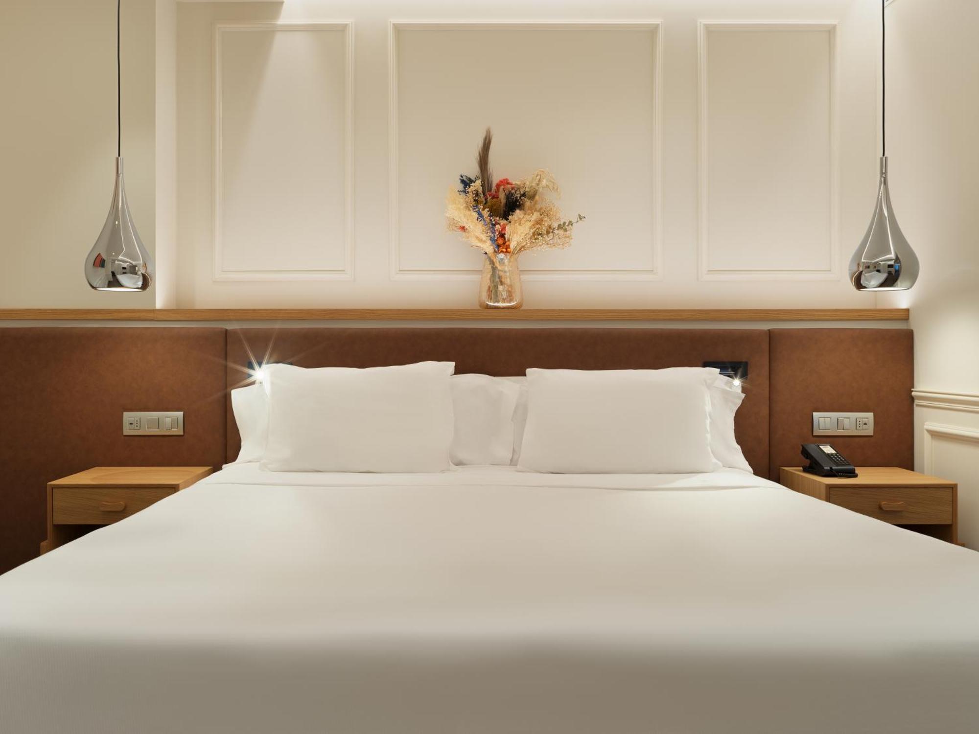 H10 Universitat (Adults Only) Барселона Екстериор снимка