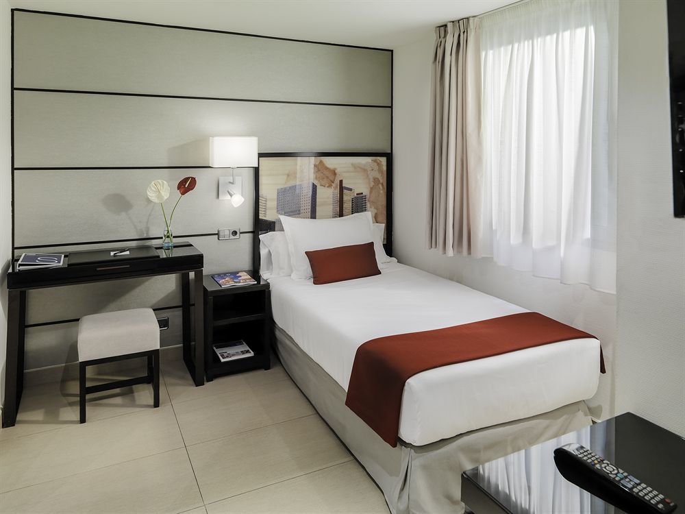 H10 Universitat (Adults Only) Барселона Екстериор снимка