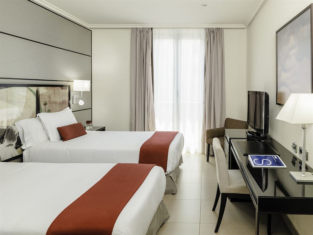 H10 Universitat (Adults Only) Барселона Екстериор снимка