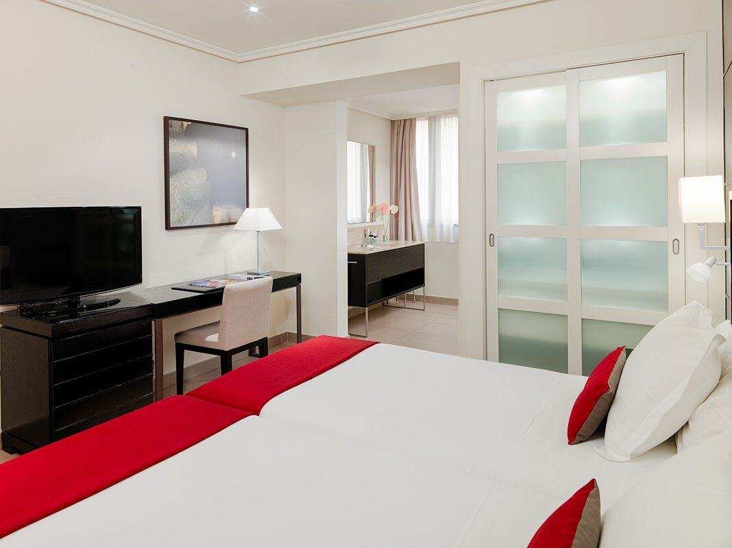 H10 Universitat (Adults Only) Барселона Екстериор снимка